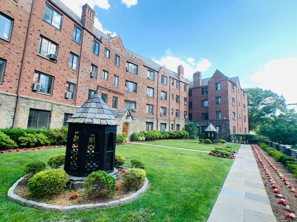 914 Wynnewood Rd, Unit 1st in Pelham, NY - Foto de edificio
