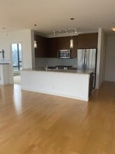 400 Capilano Rd in Port Moody, BC - Building Photo - Building Photo