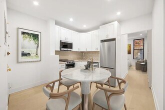 51 W 8th St in New York, NY - Foto de edificio - Building Photo