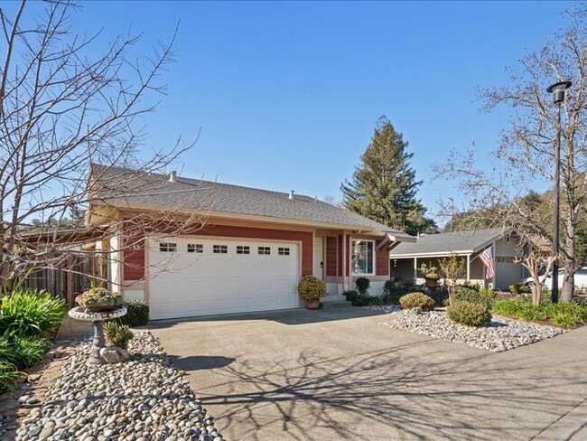 349 Almond Way in Healdsburg, CA - Building Photo - Building Photo