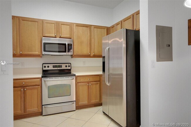 3600 Oaks Clubhouse Dr-Unit -507 in Pompano Beach, FL - Building Photo - Building Photo