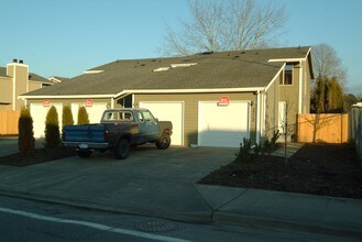 2712 I St NE in Auburn, WA - Foto de edificio - Building Photo
