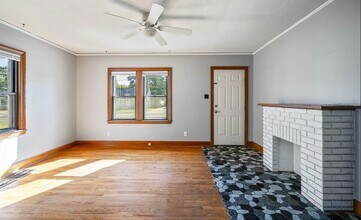 4509 Hickman Rd in Des Moines, IA - Building Photo - Building Photo