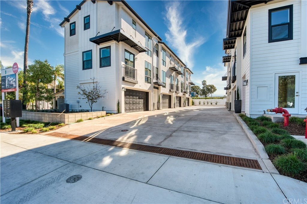 20452 Santa Ana Ave in Newport Beach, CA - Building Photo