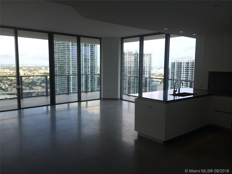 68 SE 6th St, Unit 2010 in Miami, FL - Building Photo