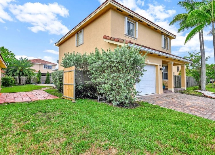 8986 SW 214th Ter in Cutler Bay, FL - Foto de edificio