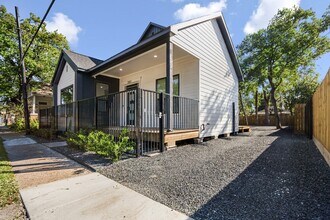 207 Lockwood Dr in Houston, TX - Building Photo - Building Photo