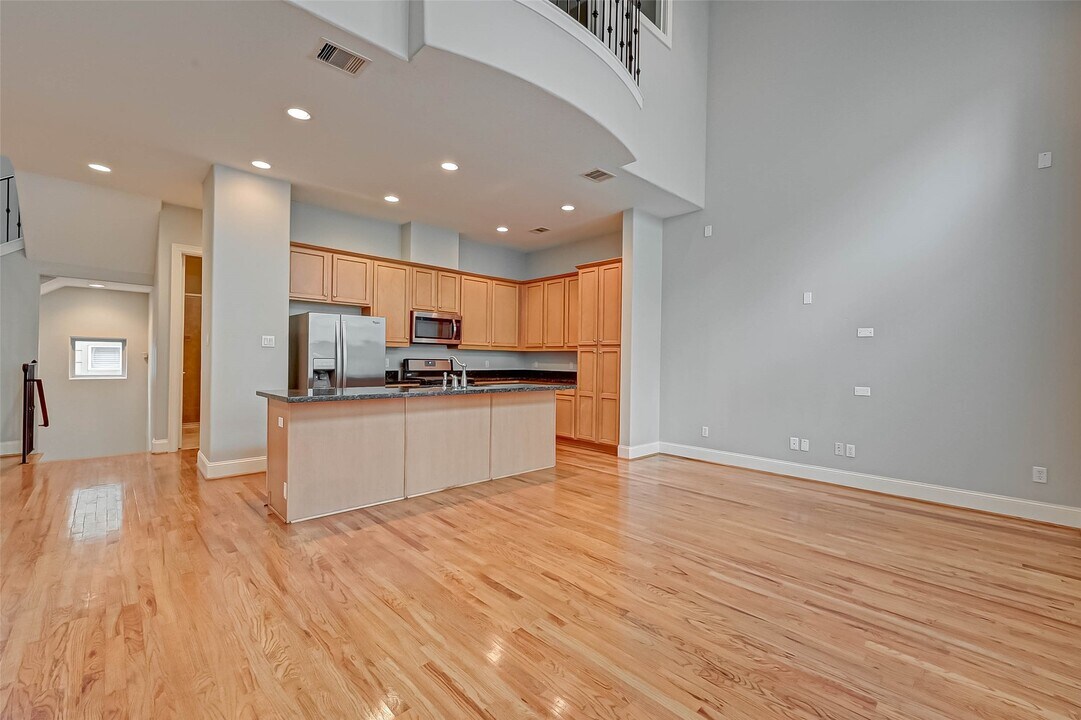 2906 Leeland St in Houston, TX - Building Photo