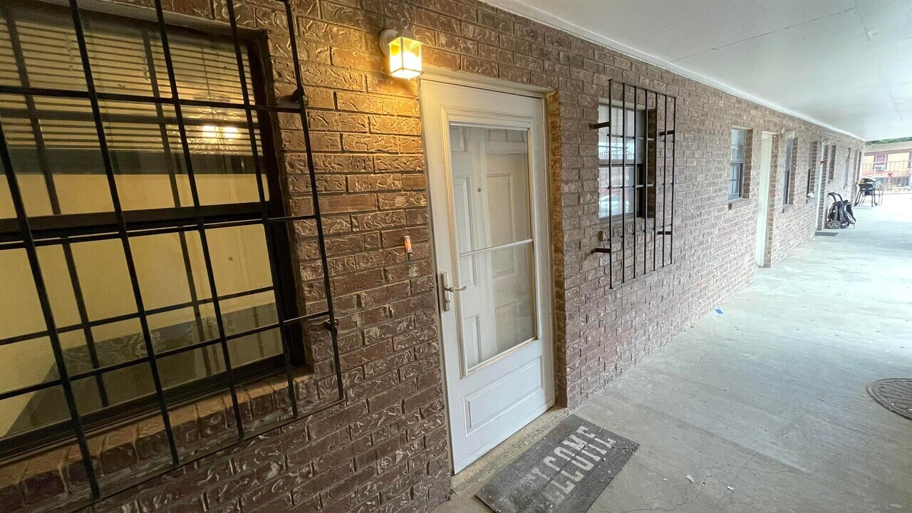 3801 Salinas Ave-Unit -5 in Laredo, TX - Building Photo