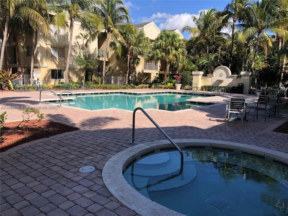 5646 Rock Island Rd in Tamarac, FL - Building Photo