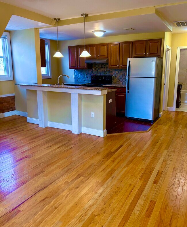 5825 Bartlett St, Unit 4 in Pittsburgh, PA - Foto de edificio - Building Photo
