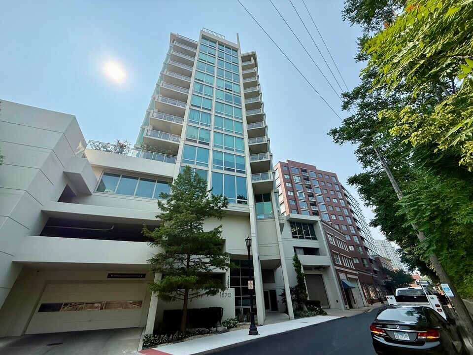 1570 Elmwood Ave in Evanston, IL - Building Photo