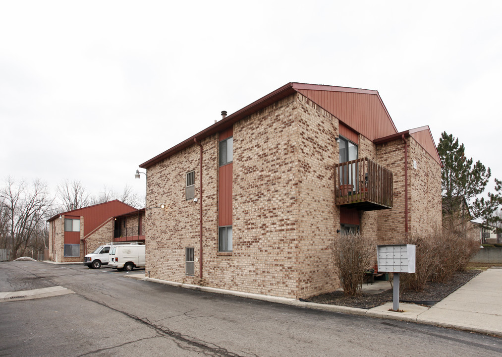 Woodview Apartments in Farmington, MI - Building Photo