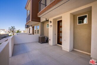 27009 Hummingbird Ln in Valencia, CA - Foto de edificio - Building Photo
