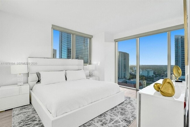 1300 Brickell Bay Dr, Unit 2702 in Miami, FL - Building Photo - Building Photo