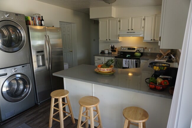 1383 E McCormick Way in Cottonwood Heights, UT - Building Photo - Building Photo