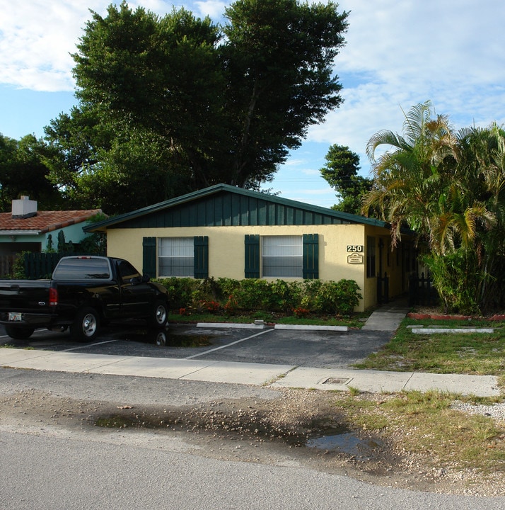 204-250 SE 22nd St in Fort Lauderdale, FL - Building Photo