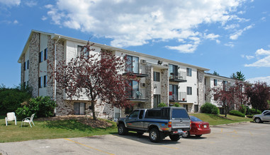 Greenbriar Apartments in Racine, WI - Foto de edificio - Building Photo