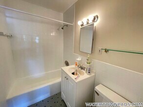 24 Whites Ave, Unit 16 in Watertown, MA - Foto de edificio - Building Photo