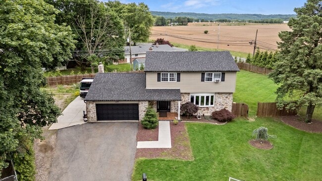 7590 Violet Cir in Macungie, PA - Building Photo - Building Photo