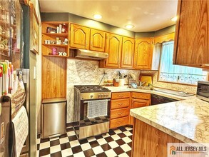 182 Newman St in Metuchen, NJ - Building Photo - Building Photo
