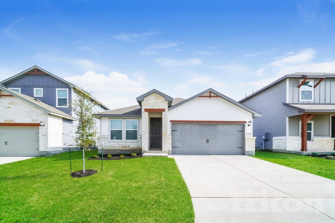 13666 Paxton Blvd in Saint Hedwig, TX - Building Photo