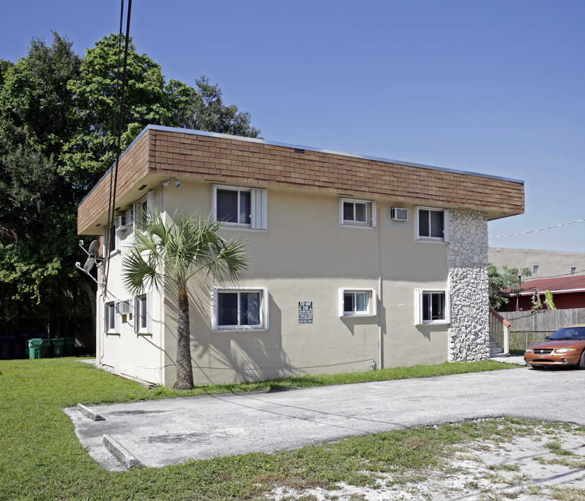 Pereda Apartments in Miami, FL - Foto de edificio