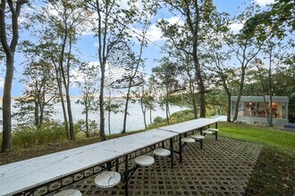 24 Stearns Point Rd in Shelter Island Heights, NY - Foto de edificio - Building Photo