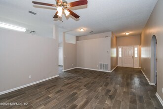 1693 Spring Branch Dr W in Jacksonville, FL - Foto de edificio - Building Photo