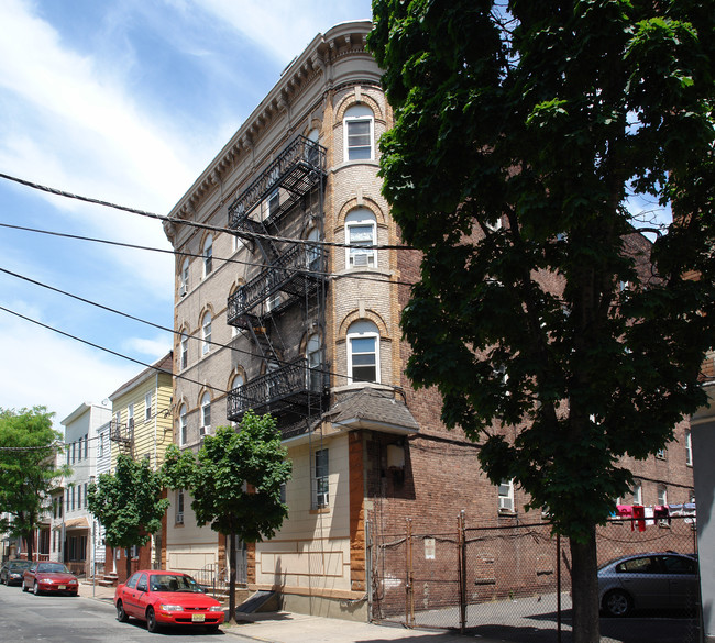 240 Oliver St in Newark, NJ - Foto de edificio - Building Photo