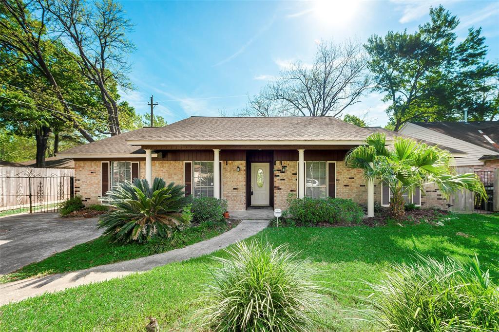6310 Ash Oak Dr in Houston, TX - Building Photo