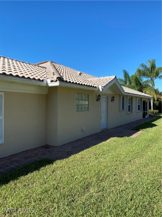 5061 Kingston Way in Naples, FL - Building Photo