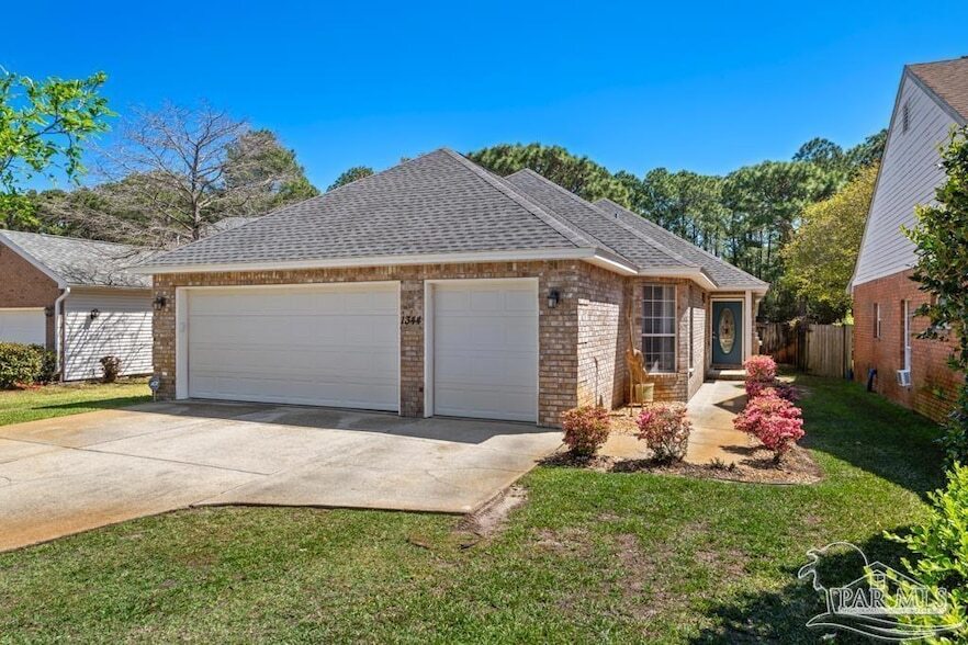 1344 Greenvista Ln in Gulf Breeze, FL - Building Photo