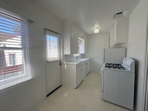 4835 Santa Cruz Ave in San Diego, CA - Building Photo - Building Photo