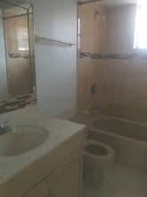 890 W 39th Pl in Hialeah, FL - Foto de edificio - Building Photo