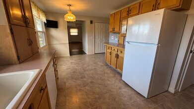 2 Lawndale St in Easthampton, MA - Building Photo - Building Photo