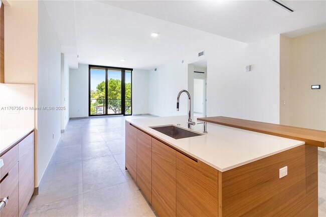 3581 E Glencoe St, Unit 307 in Miami, FL - Foto de edificio - Building Photo