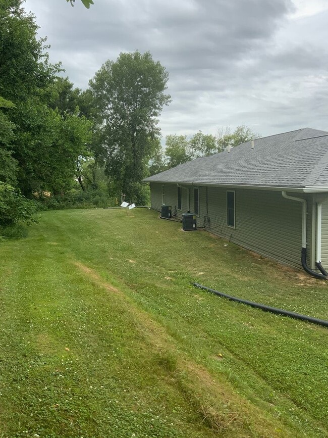 221 Glenda Dr in Marshalltown, IA - Foto de edificio - Building Photo