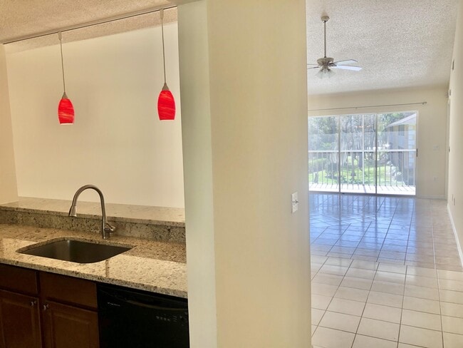 5665 Whitaker Rd in Naples, FL - Foto de edificio - Building Photo