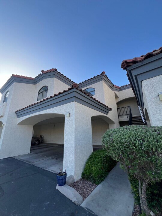 8455 W Sahara Ave in Las Vegas, NV - Building Photo