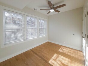 2020 W Ainslie St, Unit 1 in Chicago, IL - Foto de edificio - Building Photo