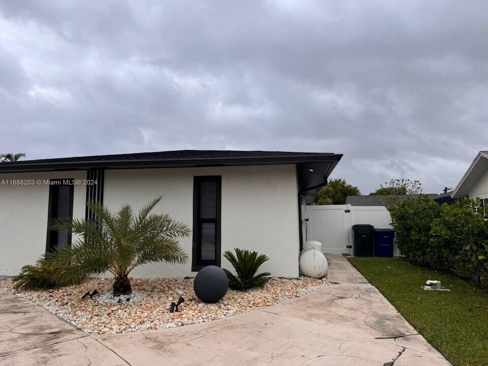 1433 Carmelle Dr-Unit -A in Ft. Myers, FL - Building Photo