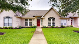 511 Fraternity Row in College Station, TX - Building Photo