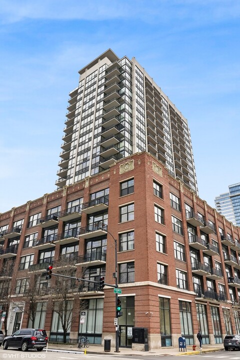 210 S Desplaines St in Chicago, IL - Building Photo