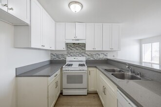 Terra Vista in Reseda, CA - Foto de edificio - Interior Photo