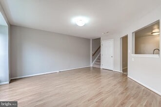 9225 Cardinal Forest Ln in Lorton, VA - Building Photo - Building Photo