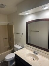 Immaculate Updated 2 Bedroom with 1 Bath in Rockford, IL - Foto de edificio - Building Photo