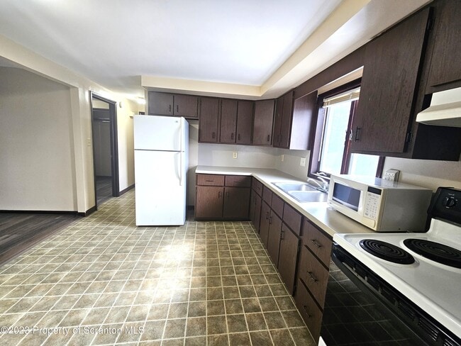 526 Hughes Ct in Scranton, PA - Building Photo - Building Photo