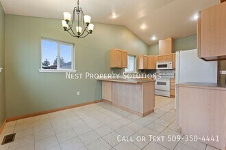 1038 S Skyline Dr in Moses Lake, WA - Building Photo - Building Photo