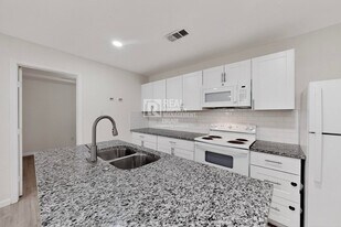 631 W Baker St in Denison, TX - Building Photo